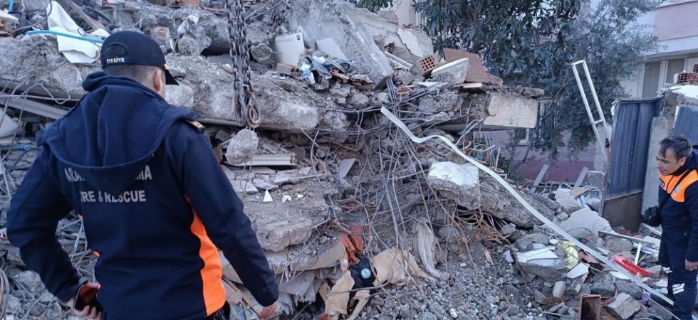 Manisa Büyükşehir’den deprem bölgesinde arama-kurtarma ve altyapı için yoğun çalışma