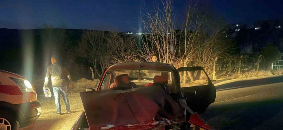 Manisa’da iki otomobil kafa kafaya çarpıştı: 8 yaralı