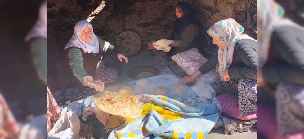 Manisalı kadınlar tandır ekmeği yapıp deprem bölgesine gönderdi