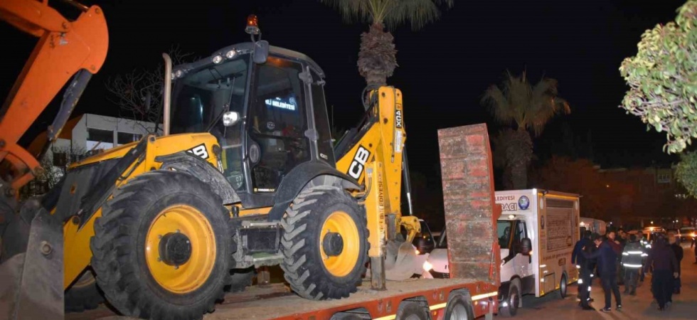 Salihli Belediyesi deprem bölgesine iş makinesi ve personel gönderdi