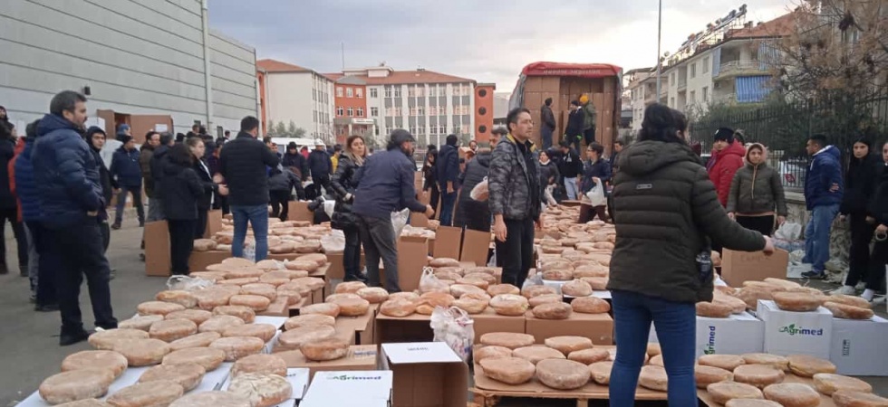 Salihli’den deprem bölgesine on binlerce ekmek gönderildi