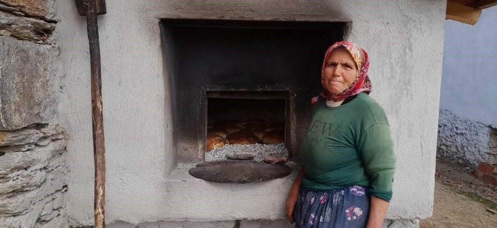 Selendili’de kadınlar depremzedeler için ekmek yapıyor