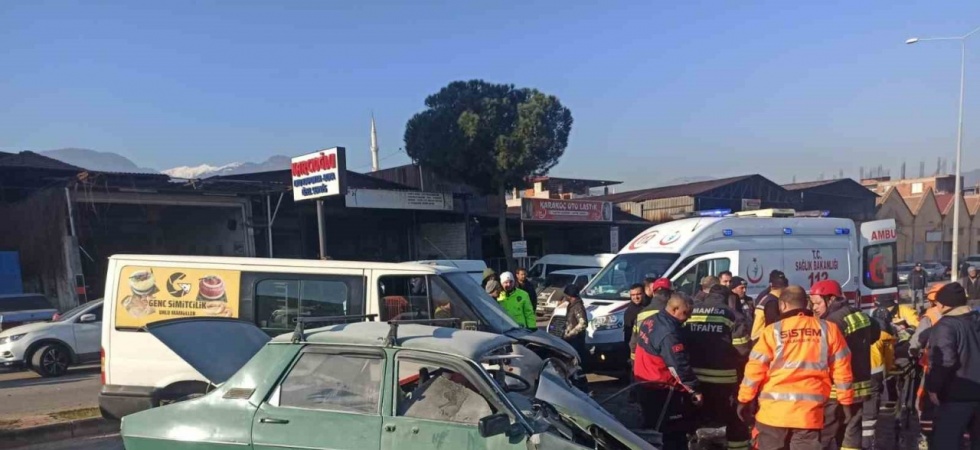 Trafikte birbirini sıkıştıran sürücüler karşı şeride geçti: 3 yaralı