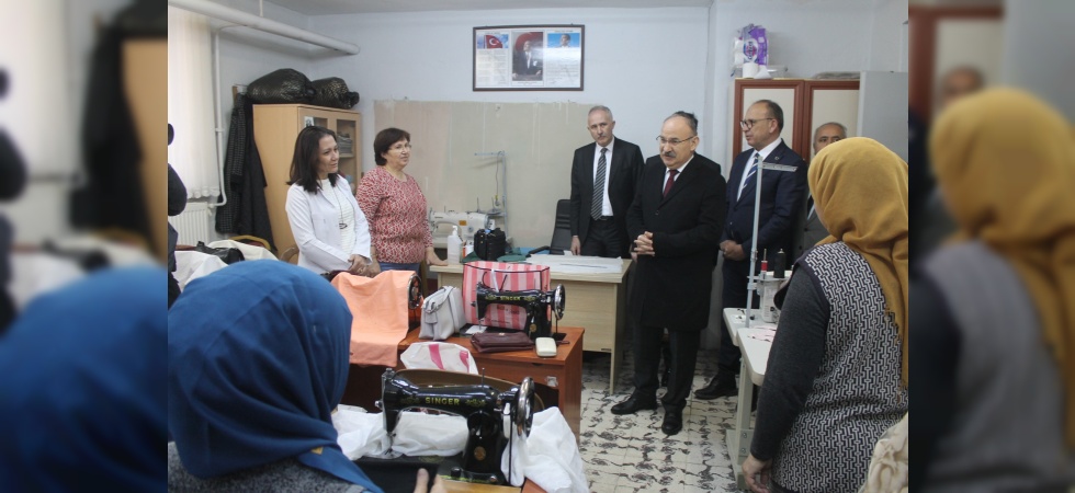 Vali Karadeniz, Turgutlu’da depremzedeler için üretim yapan atölyeleri ziyaret etti
