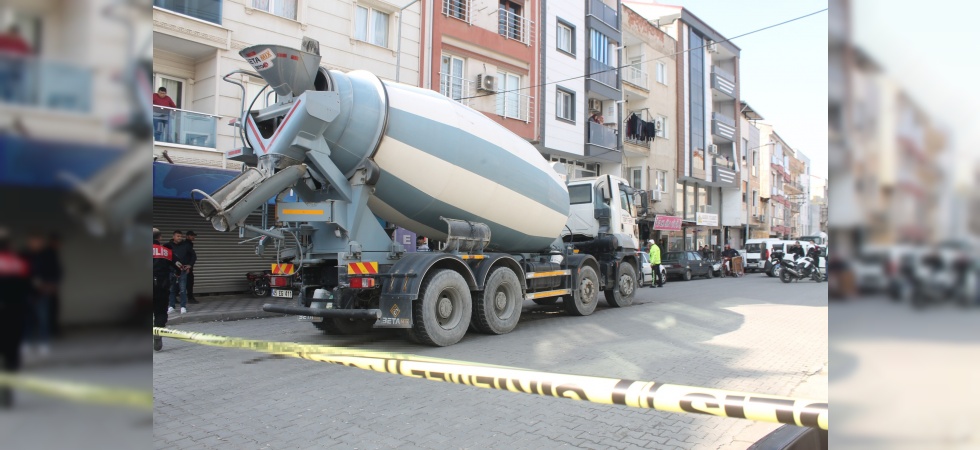 Kızını kurtardı, kendisi beton mikserinin altında can verdi