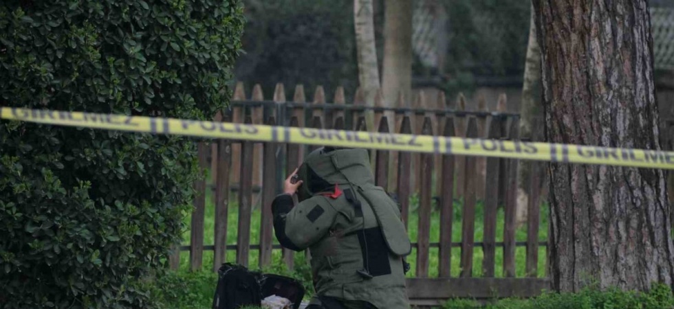 Manisa’da şüpheli valizden sucuk ve kıyafet çıktı