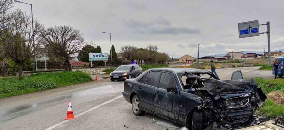 Manisa’da tır ile otomobil kafa kafaya çarpıştı: 1 ölü