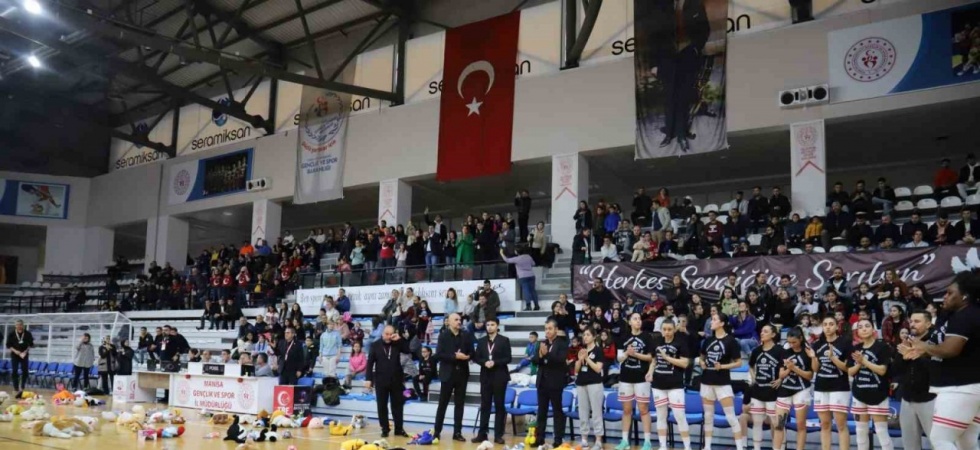 Milli basketbolcu Nilay Aydoğan, Turgutlu’daki maçta anıldı