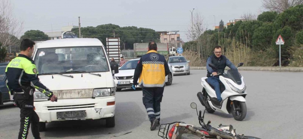 Minibüs ile motosiklet çarpıştı: 1 yaralı