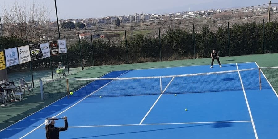 Salihli’de depremzedeler yararına tenis turnuvası düzenlendi