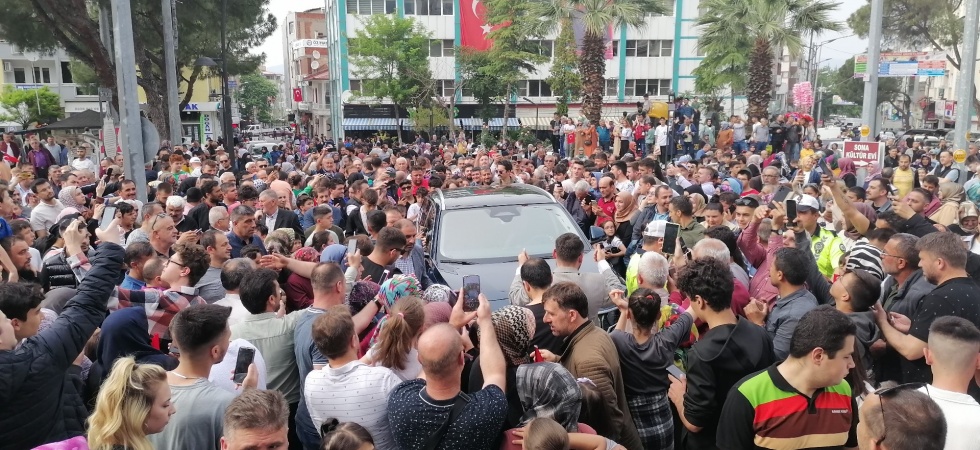 Bakan Kasapoğlu’ndan Togg’la Manisa’da ilçe turu