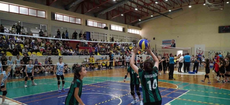 Manisa’da mini voleybol şenliği coşkuyla yapıldı