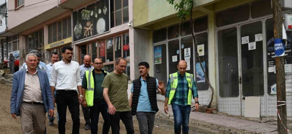 Manisa’da sağanak yağış sele neden oldu, ev ve iş yerlerini su bastı