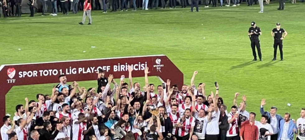 Süper Lig’e yükselen Pendikspor kupasını coşkuyla kaldırdı