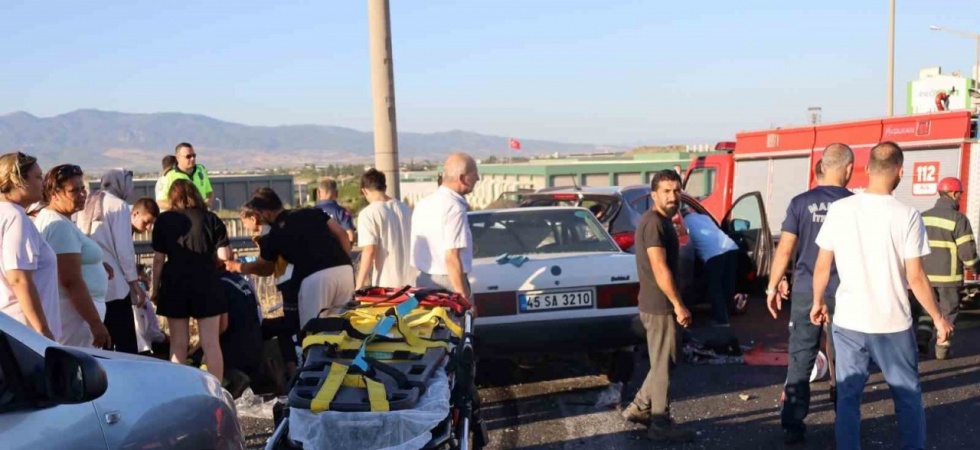 Kazayı görüp duran otomobile başka araç arkadan çarptı: 9 yaralı