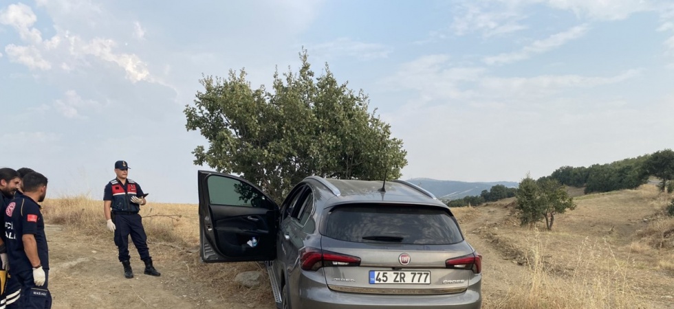 Ağaca çarpan otomobilde bilekleri ve boynu kesilmiş erkek cesedi bulundu