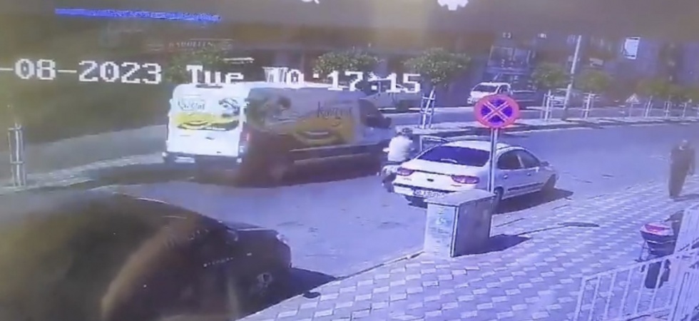 Aracın açılan kapısına çarpan sürücü yaralandı