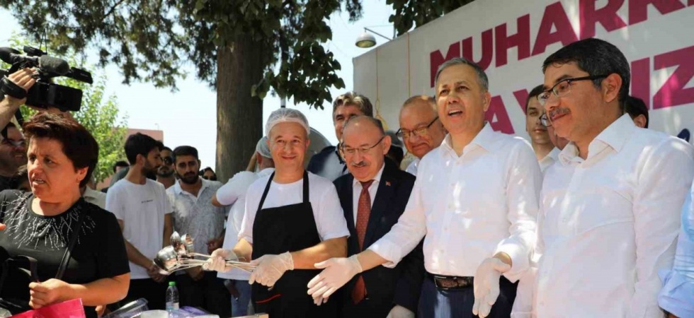 Bakan Yerlikaya esnafla buluştu aşure dağıttı