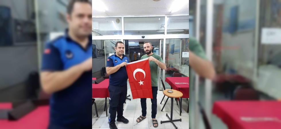 Büyükşehir Zabıta ekiplerinden vatandaşlara Türk Bayrağı