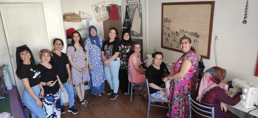 Depremzedeler için öğrendikleri dikiş geçim kaynakları oldu