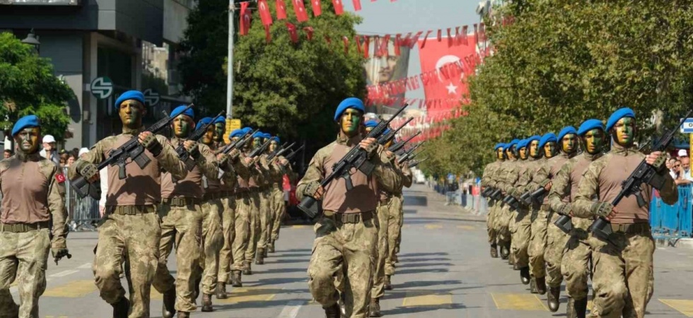 Komandoların tüfekli gösterileri izleyenleri mest etti