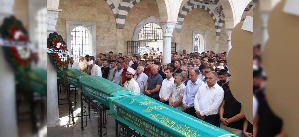 Manisa’da feci kazada yaşamını yitiren 4 kişi toprağa verildi