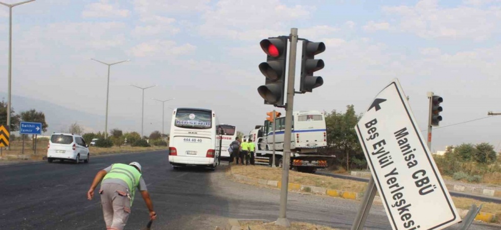 Manisa’da otobüs ile minibüs çarpıştı:11 yaralı