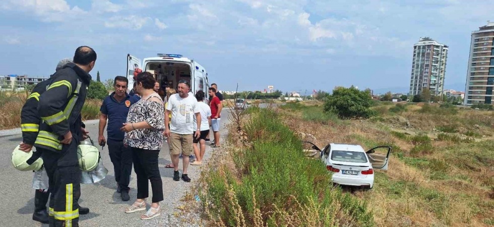 Manisa’da otomobil yol kenarındaki araziye uçtu: 2’si çocuk 3 yaralı