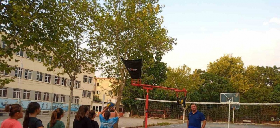 Salihli’de öğrenciler voleybol smaç makinesiyle tanıştı