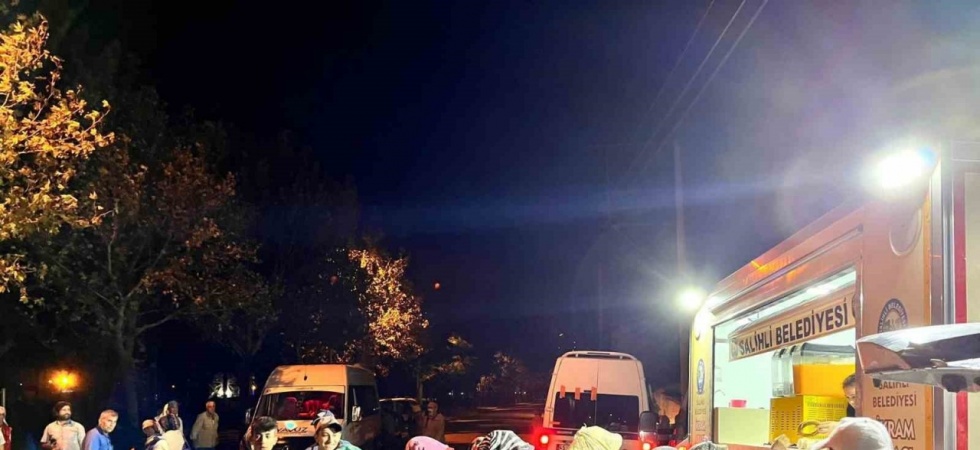 Salihli’de üzüm işçilerine simit ve çay ikramı