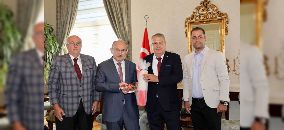 Vali Karadeniz’e kırmızı dipli mumla davet