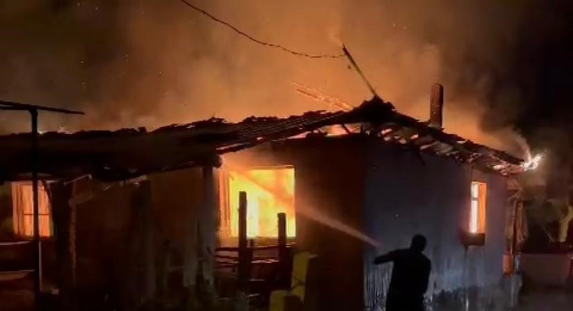 Yanan evden anne ve çocukları son anda kurtarıldı