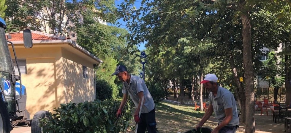 Yunusemre Belediyesinden Yenimahalle’de park bakımı