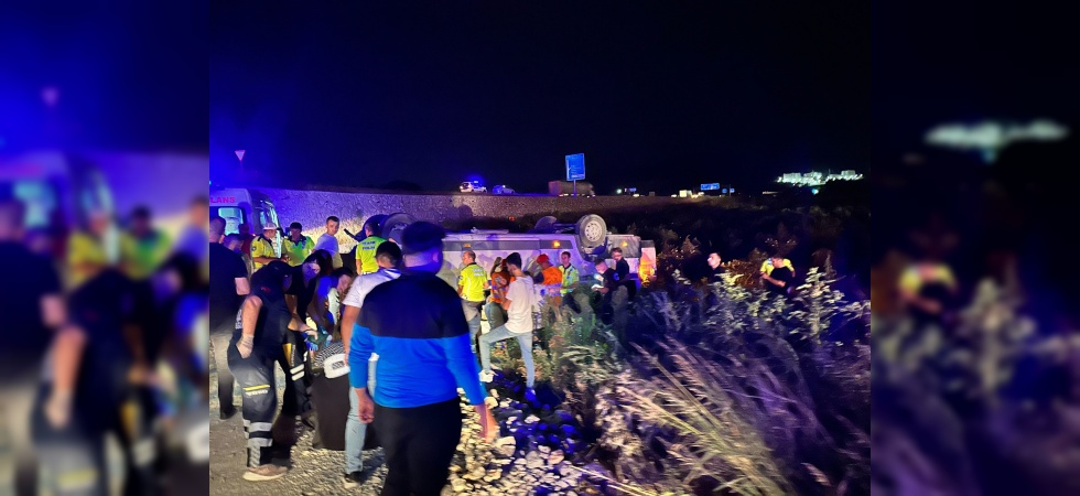 Akhisar’da işçi servisi tarlaya uçtu: 12 yaralı