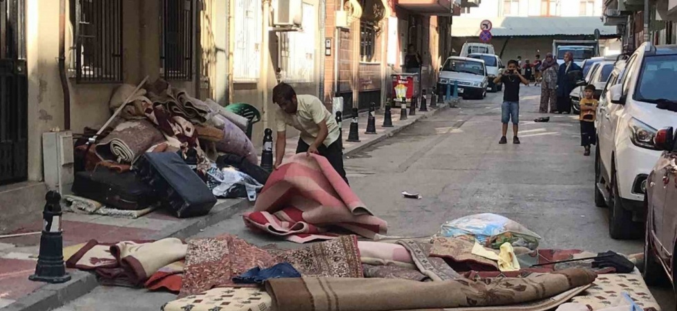 Arkadaşlarına kızıp eşyaları sokağa attı, mahalleli yanlış anladı