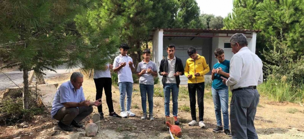 Arkadaşlarının mezarını ziyaret ettiler