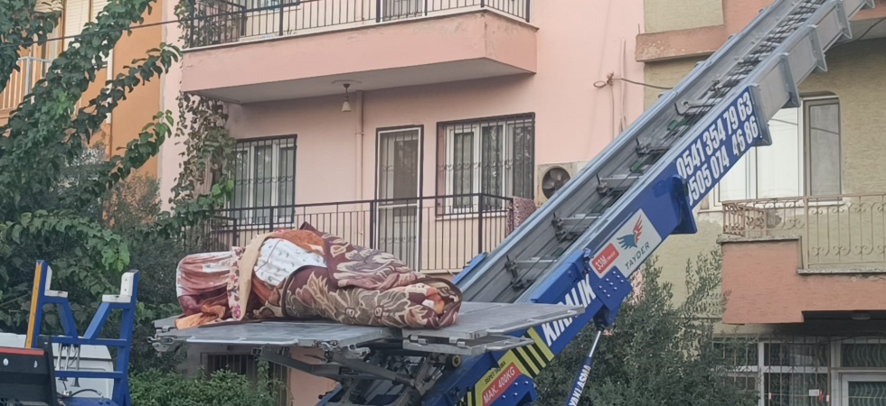 Cansız bedeni yük asansörüyle taşındı