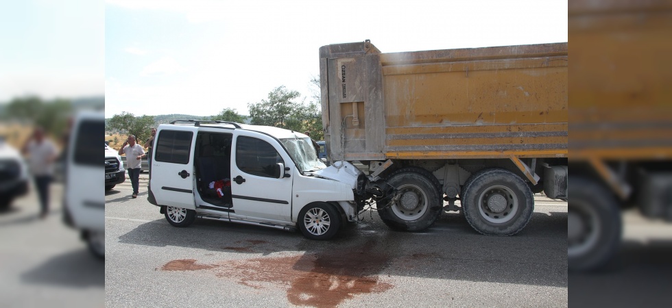 Hafif ticari araç hafriyat kamyonuna çarptı: 4’ü çocuk 7 yaralı