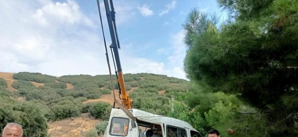 Kontrolden çıkan minibüs uçuruma düştü