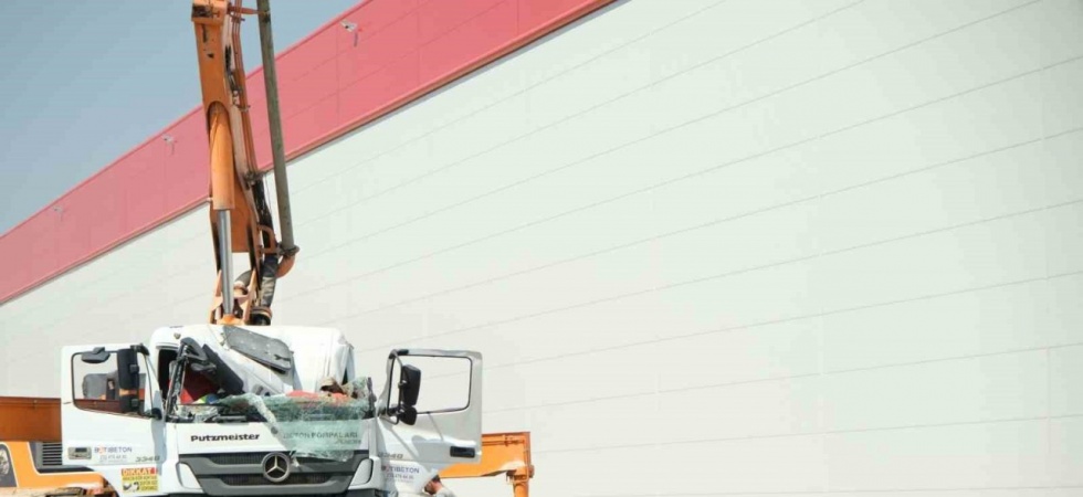 Manisa OSB’de iş makinesi beton dökme makinesinin üzerine devrildi: 1 yaralı