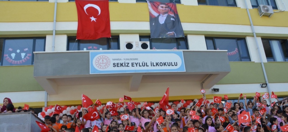 Manisa’da 300 bin öğrenci için ilk ders zilini Vali Ünlü çaldı
