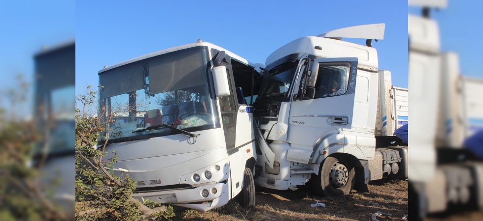 Manisa’da işçi servisi ile tır çarpıştı: 1’i ağır 23 yaralı