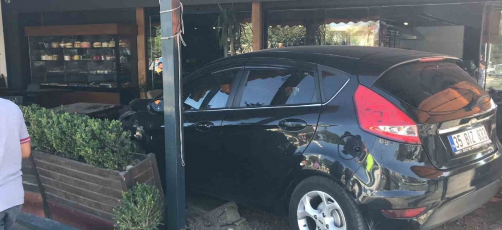 Manisa’da kontrolden çıkan araç kafeye daldı: 2 yaralı