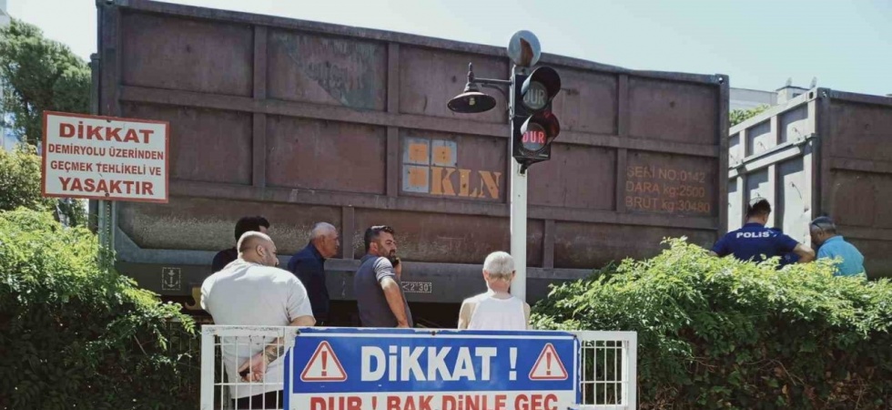 Manisa’da yük trenin çarptığı genç hayatını kaybetti