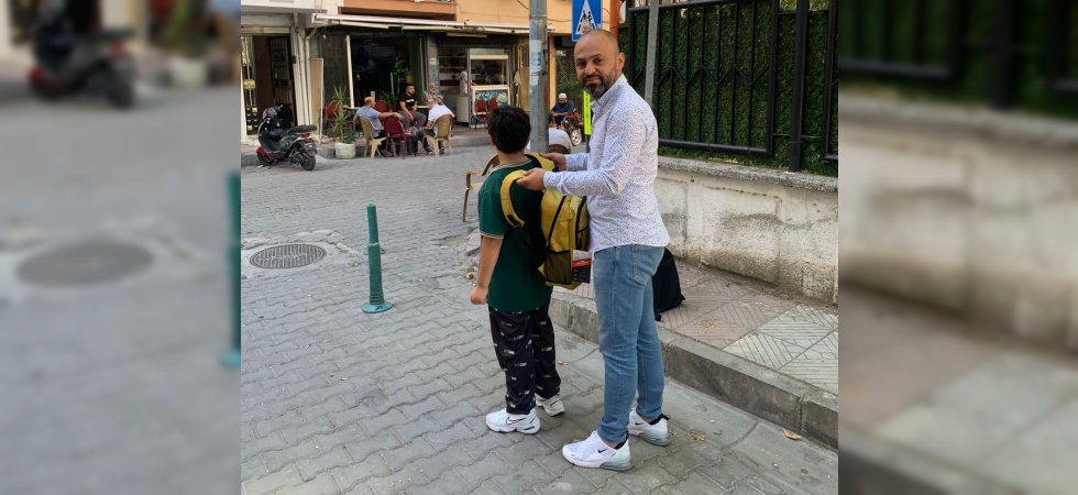 Manisalı Romanlardan 100 öğrenciye kırtasiye malzemesi desteği