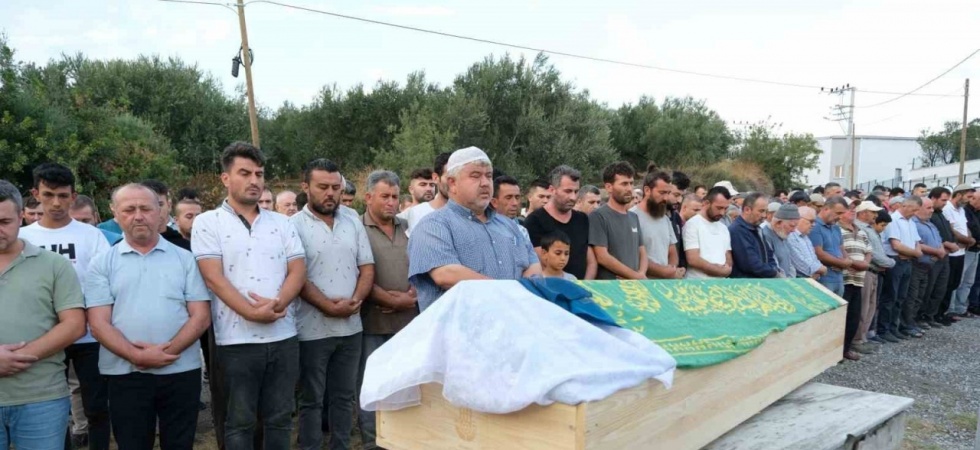 Öldürülen anne ile kızı toprağa verildi