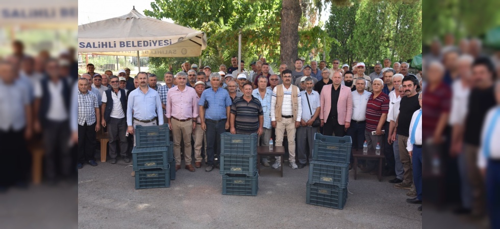 Salihli’de üreticilere 9 bin meyve kasası hibe edildi