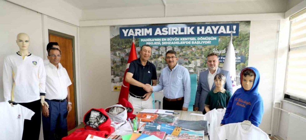 Şehzadeler Belediyesi’nden 2 bin 500 öğrenciye kıyafet ve kırtasiye desteği