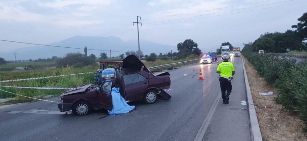 Traktör römorkuna çarpan araç hurdaya döndü: 1 ölü