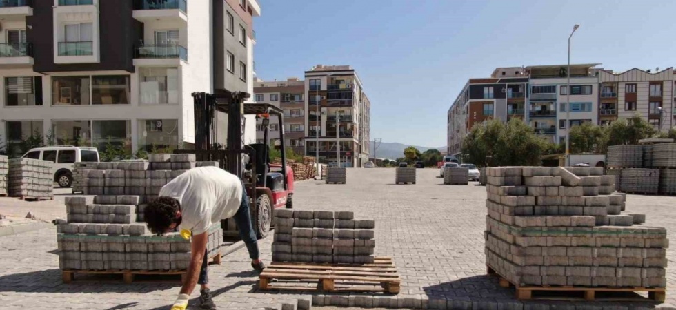 Yunusemre’den 7 sokakta taş döşeme çalışması
